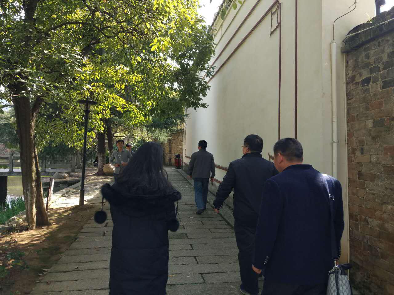 圖二:在導游陪同下參觀校園