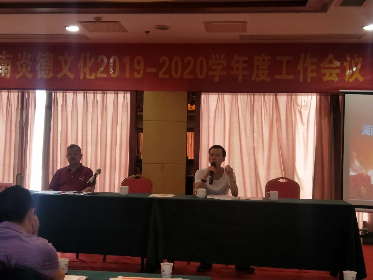 公司送教育送服務活動的負責人劉金龍先生發表講話