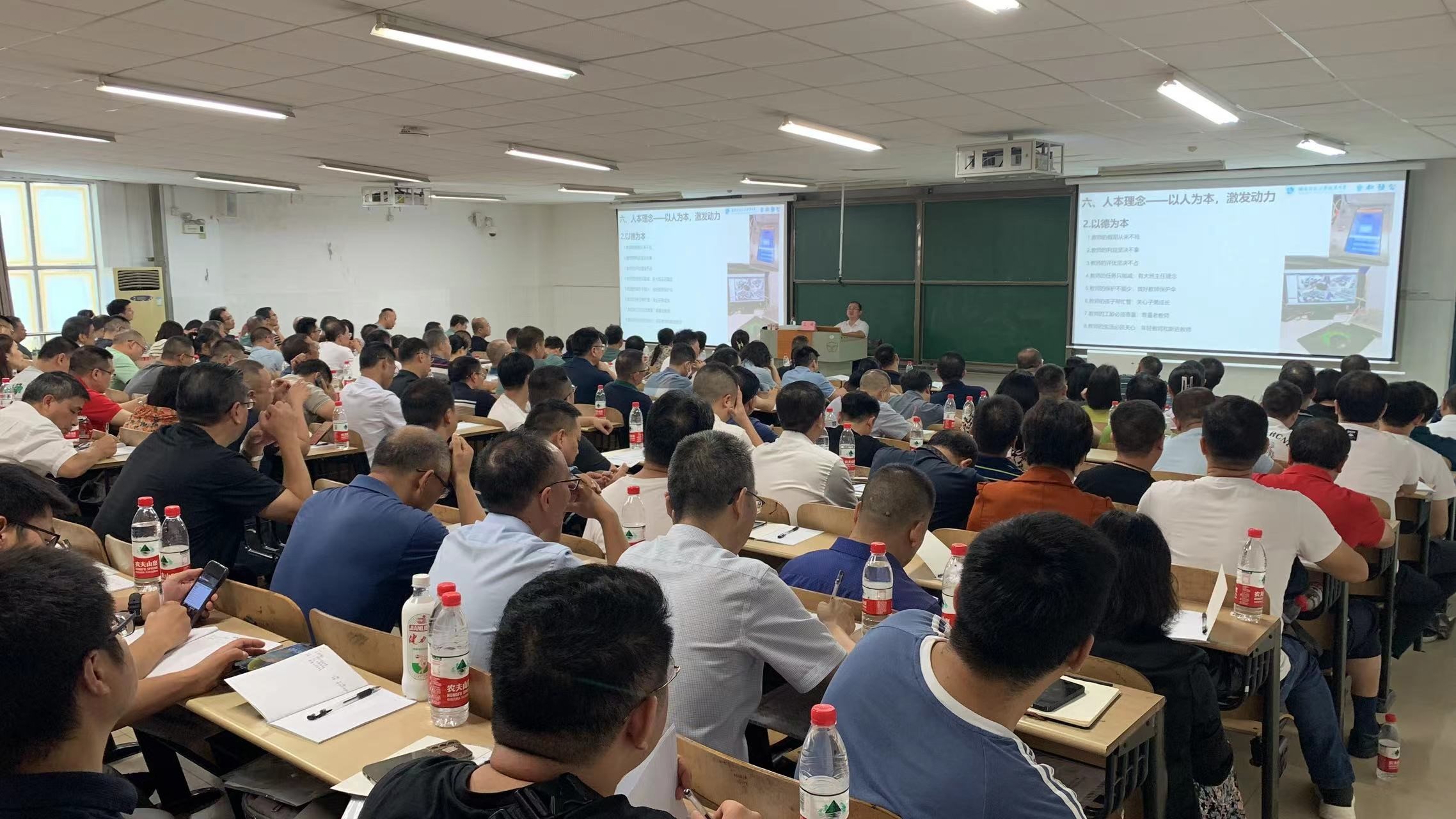 年級(jí)管理及拔尖人才培養(yǎng)策略交流會(huì)現(xiàn)場(chǎng)