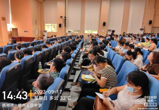 班主任老師聽(tīng)課現(xiàn)場(chǎng)