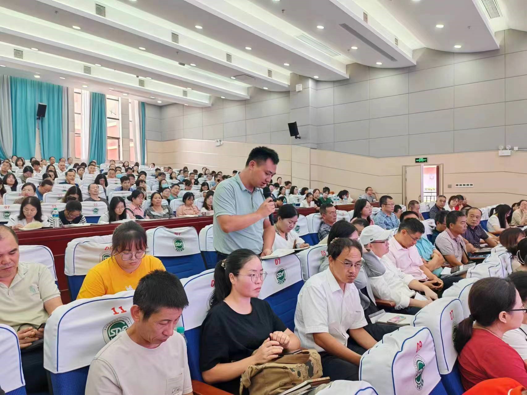 講座現(xiàn)場聽課老師與專家交流互動(dòng)